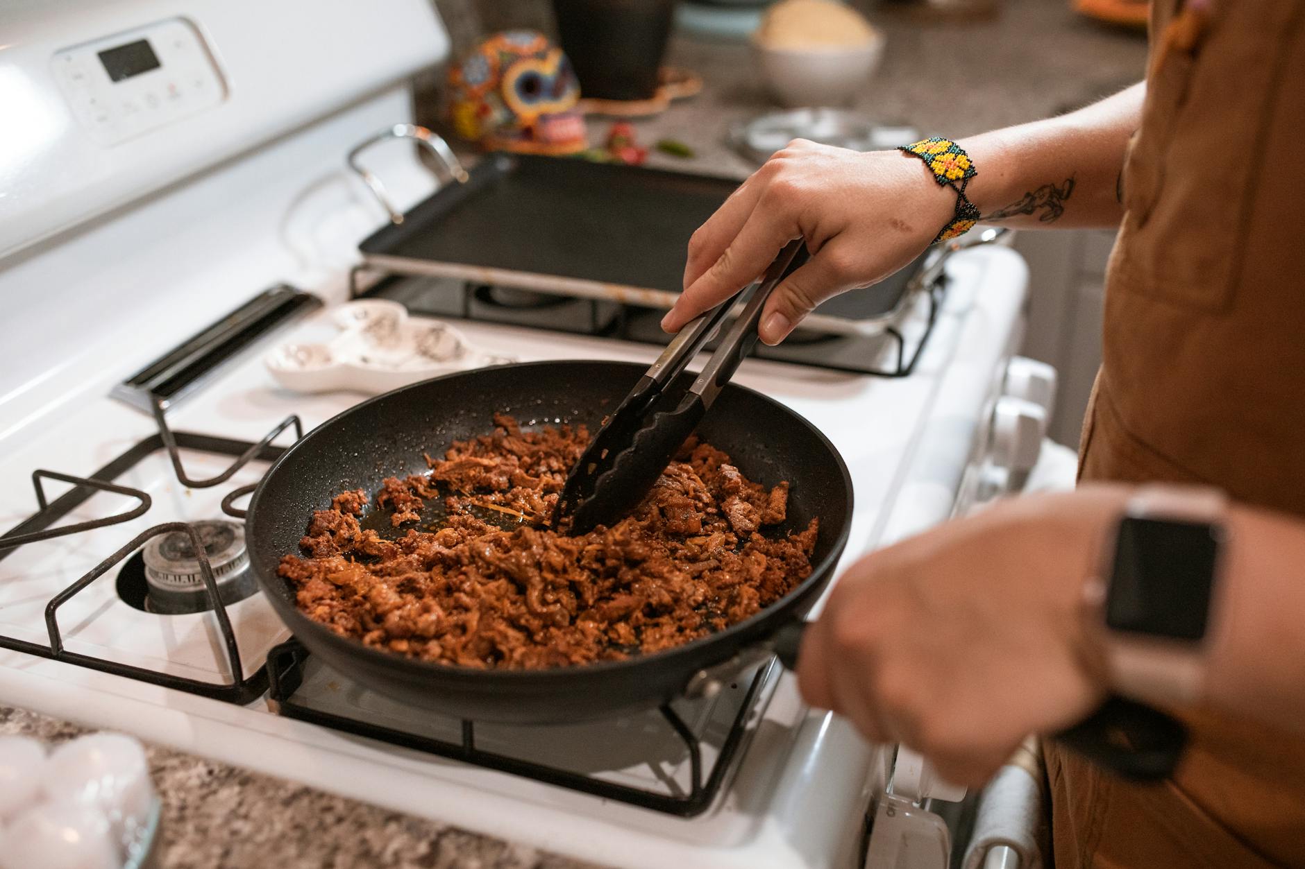 フライパンで大豆ミートのミンチを調理している手元