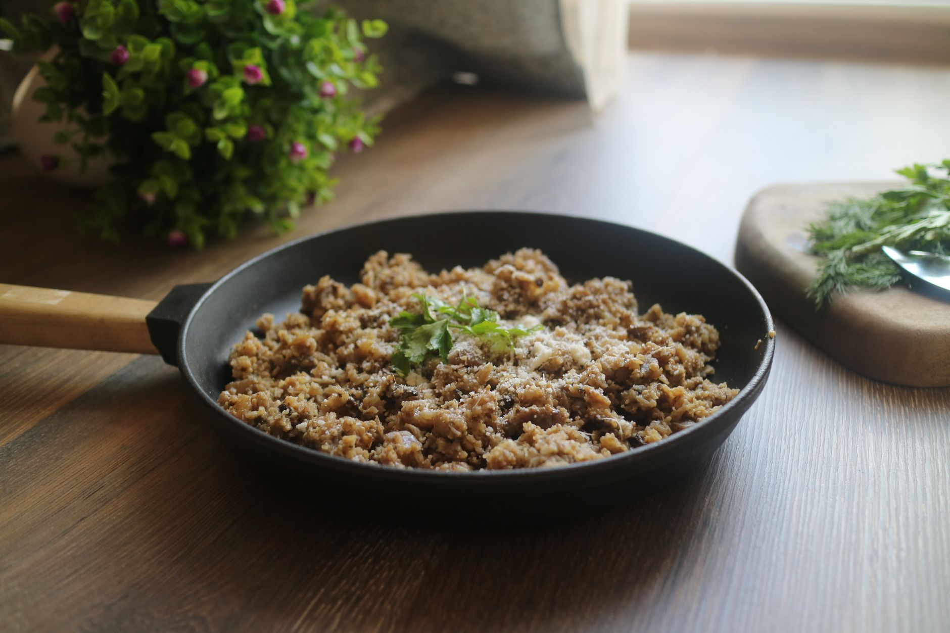 ハーブを添えたひき肉料理