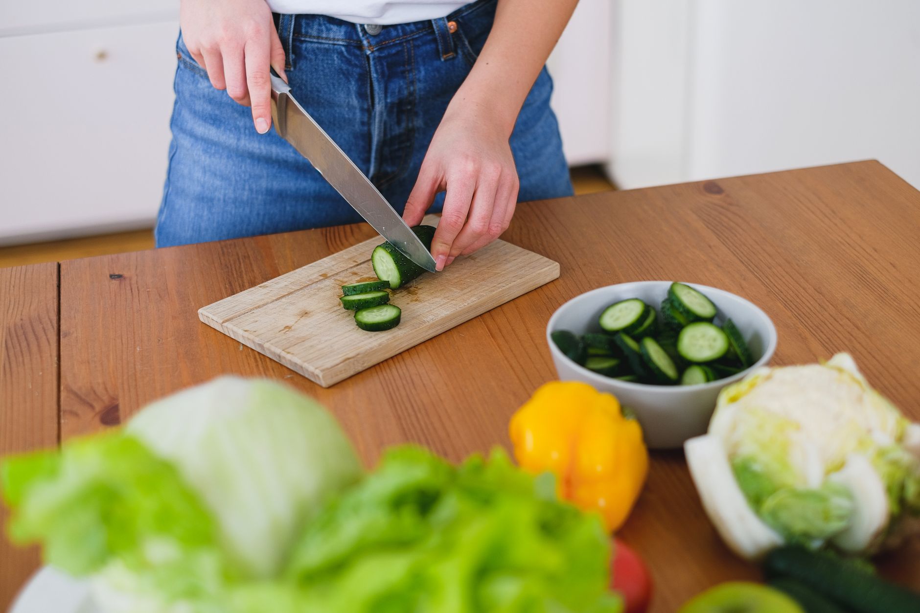 まな板の上で野菜を切りそろえる、下ごしらえの調理風景