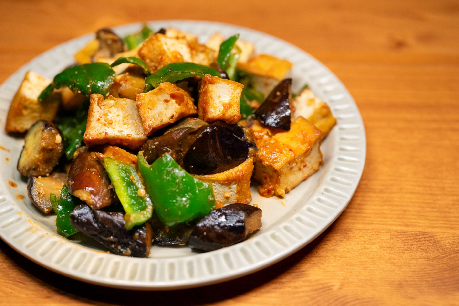 豆腐と野菜を炒めた食卓の一皿