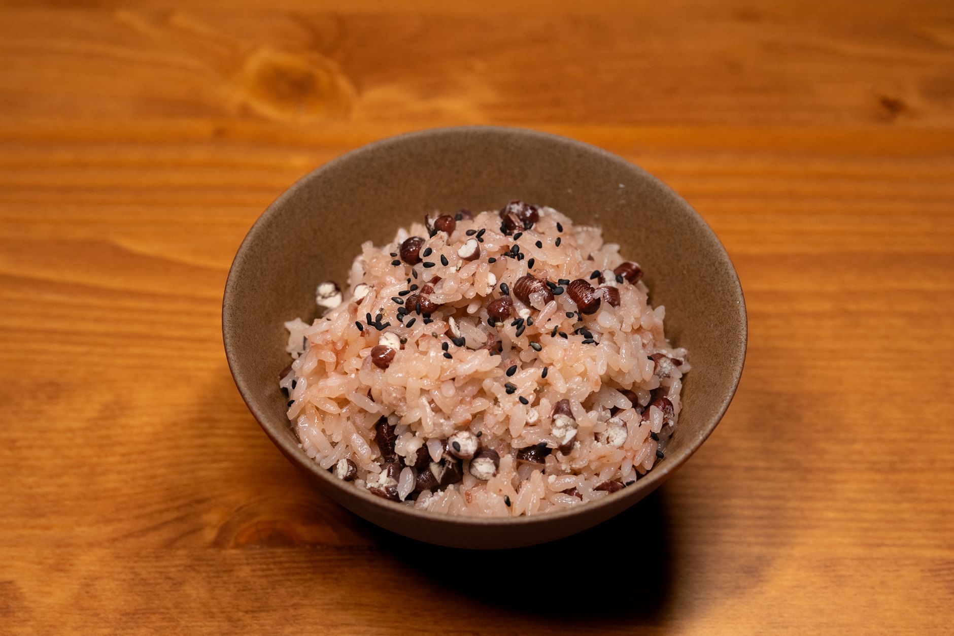 豆とごまを混ぜたご飯の丼